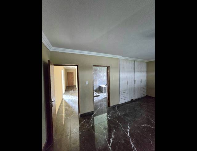 6 BEDROOM HOUSE FOR SALE IN RIVERSDALE